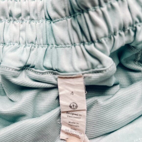 VGUC LULULEMON HOTTY HOT HR SHORTS 2.5” INSEAM DIAMOND DYE BLUE SZ 4 - Picture 3 of 3